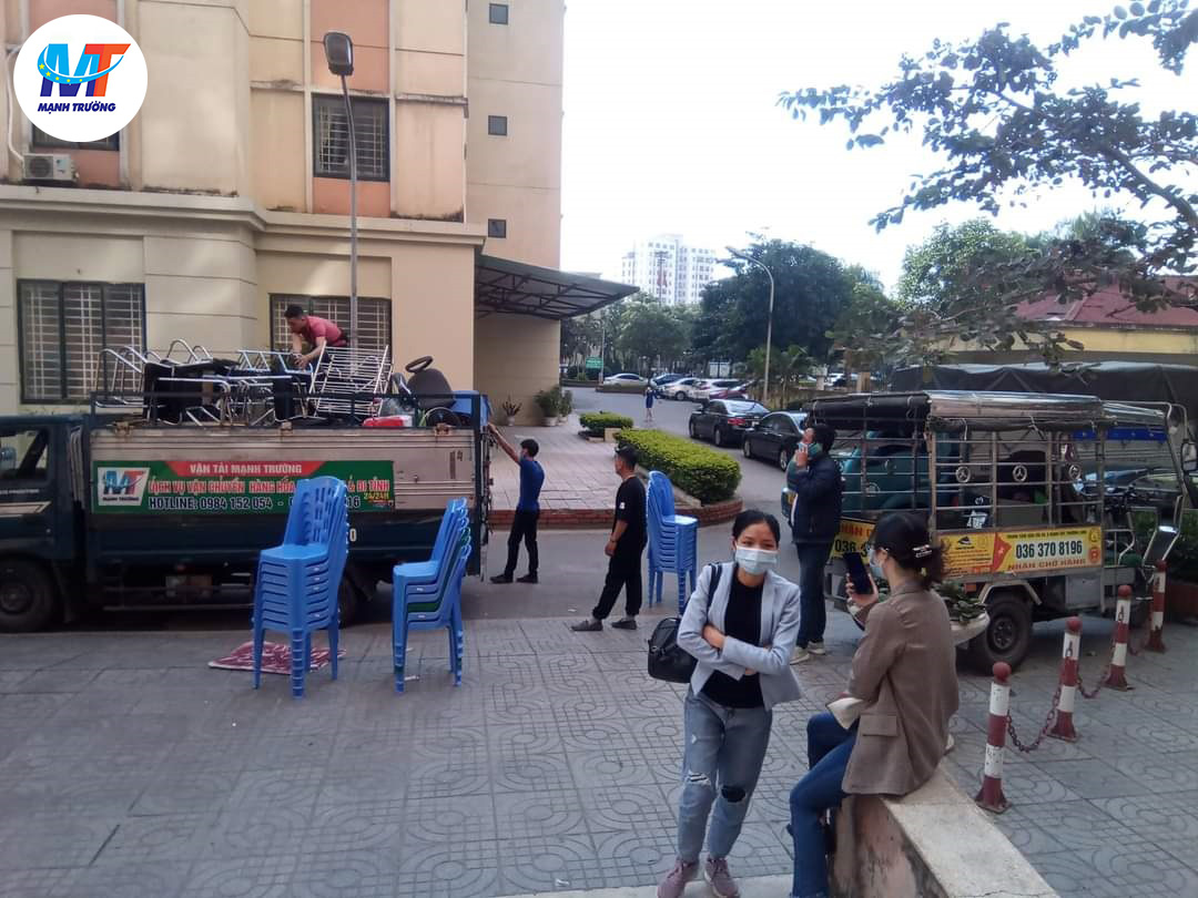 Hà Nội có nhiều đơn vị cung cấp dịch vụ chuyển nhà uy tín như Kiến Vàng, Phát Đạt, Thành Hưng. Bạn nên: