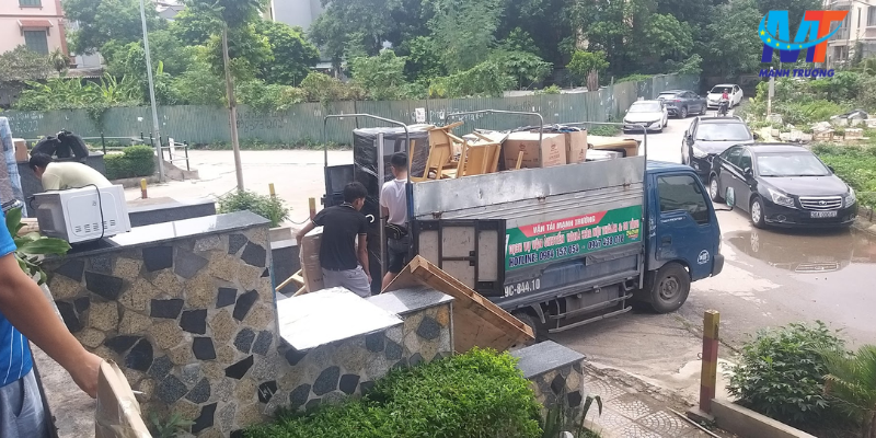 Đội ngũ Mạnh Trường sử dụng vật liệu đóng gói chuyên dụng (thùng carton, màng bọc, xốp chống sốc) để bảo vệ đồ đạc. Các thiết bị văn phòng như máy tính, bàn ghế, tủ hồ sơ được phân loại và vận chuyển cẩn thận