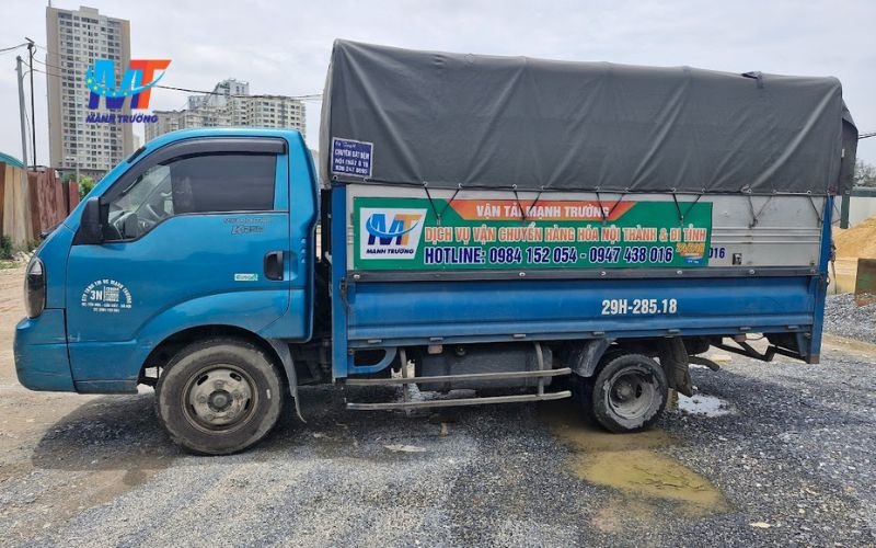 Khách hàng liên hệ qua hotline hoặc website của Mạnh Trường. Đội ngũ tư vấn sẽ ghi nhận thông tin về loại hàng hóa, quãng đường, và thời gian vận chuyển.