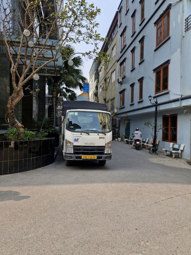 Giá thuê taxi tải tại Hà Nội phụ thuộc vào nhiều yếu tố như loại xe, quãng đường, thời gian thuê, và các dịch vụ đi kèm. Dưới đây là bảng giá taxi tải Hà Nội tham khảo, được cập nhật mới nhất cho năm 2025: