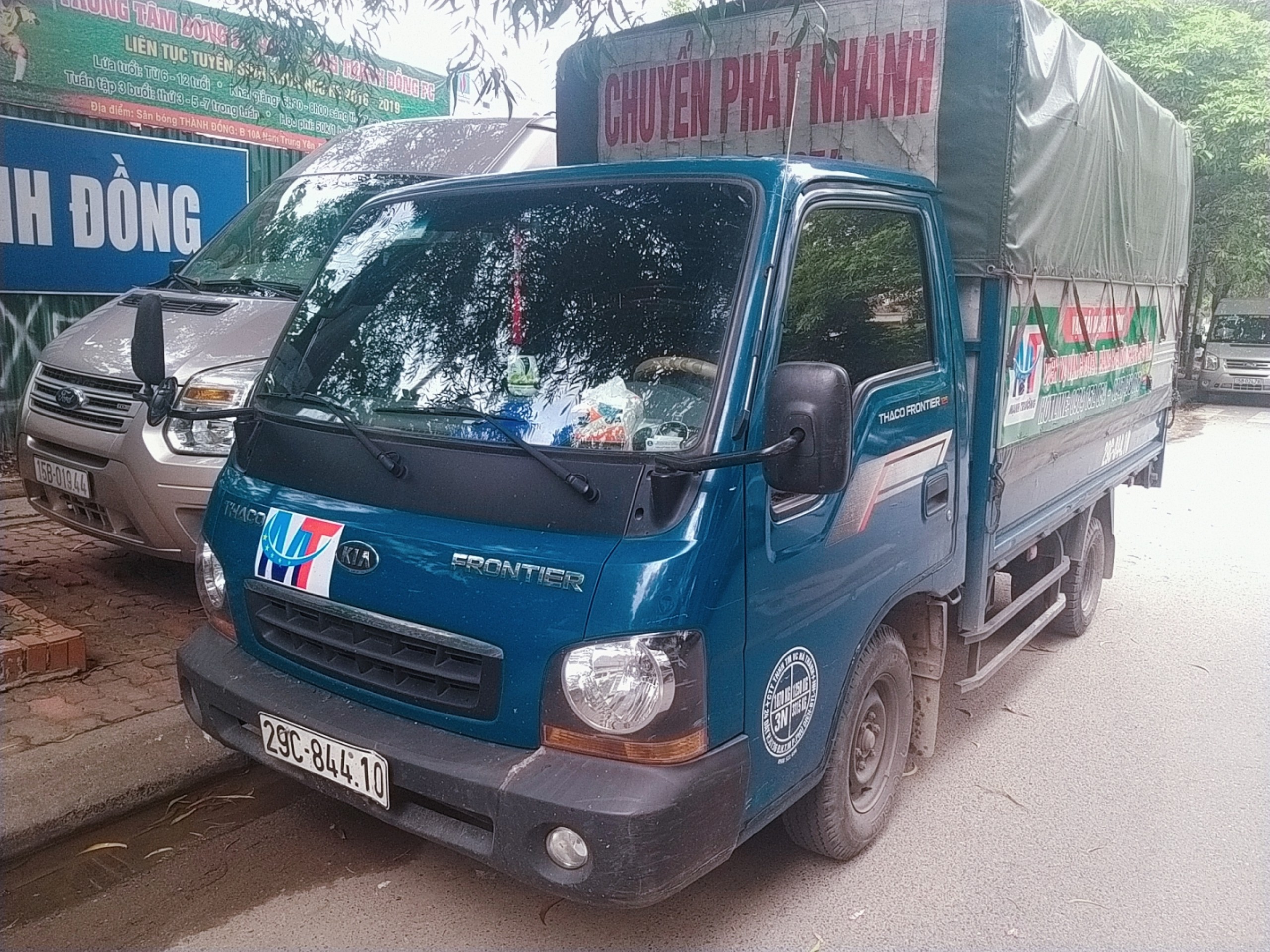 Với thiết kế thùng xe phù hợp và cách thức sắp xếp hàng hóa hóa học, các vật liệu đều được bảo quản tốt trong suốt quá trình vận chuyển, hạn chế rơi vỡ, trầy xước.