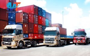 Giá thuê xe tải 10 tấn phụ thuộc vào nhiều yếu tố như quãng đường, thời gian thuê, loại xe, và các dịch vụ đi kèm. Dưới đây là bảng giá tham khảo tại Mạnh Trường (cập nhật năm 2025):