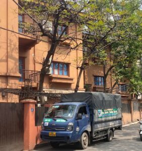 Chuyển văn phòng không chỉ đơn thuần là vận chuyển đồ đạc mà còn bao gồm các công đoạn như tháo lắp, đóng gói, và sắp xếp tại địa điểm mới. Dịch vụ taxi tải chuyển văn phòng trọn gói giúp bạn: